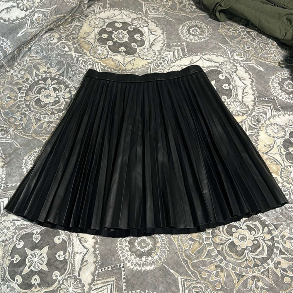 Faux leather pleated mini skirt - Picture 1 of 2